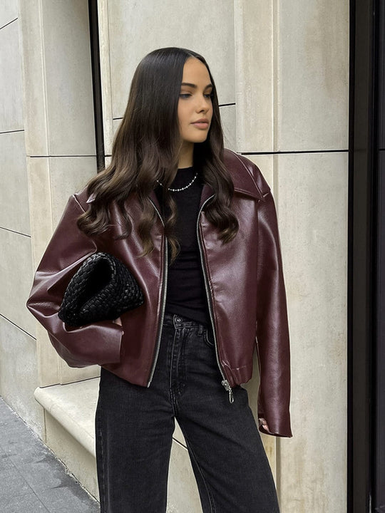 EB | Minimalistische Kunstlederjacke in Burgunderrot Modern und Vielseitig