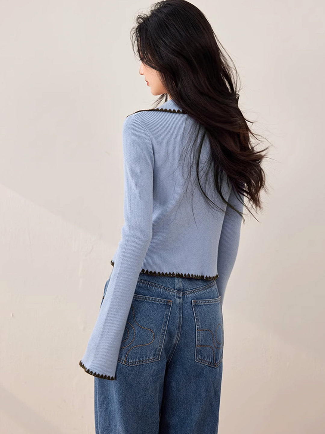 EB | Cardigan mit Kontrastkante und Rüschendetails Schlanker Schnitt Feminin und Schick