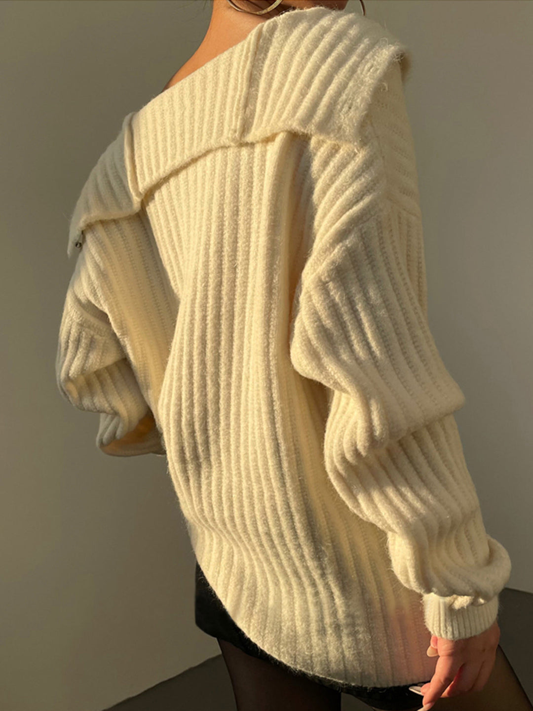 EB | Off-shoulder Cardigan mit Perlenknöpfen Ribstrick Elegant und Lässig