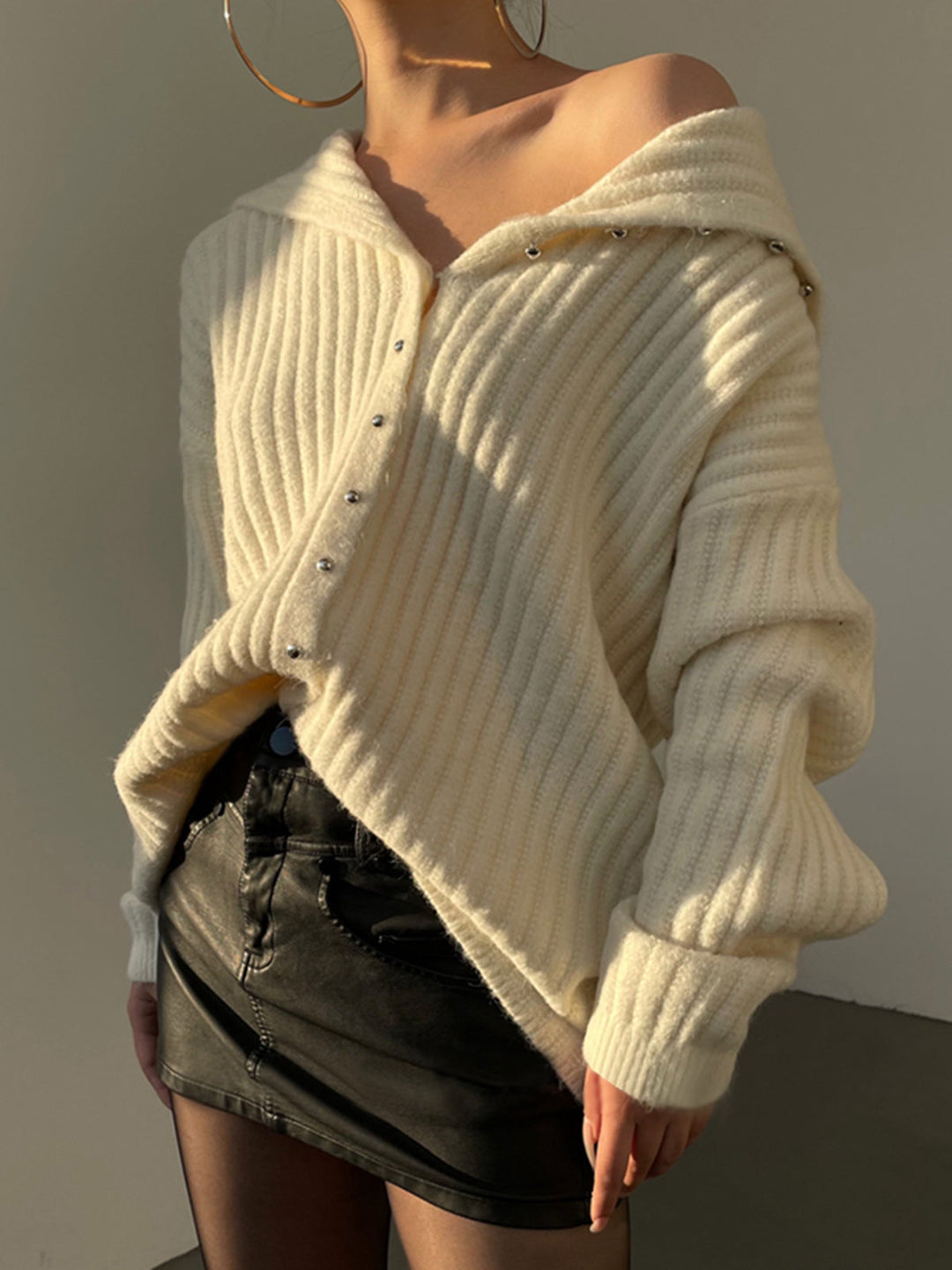 EB | Off-shoulder Cardigan mit Perlenknöpfen Ribstrick Elegant und Lässig