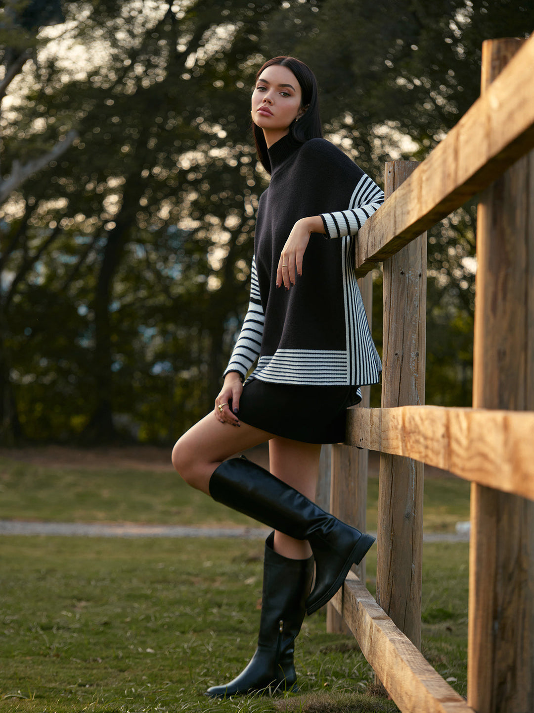 EB | Poncho mit Hohem Kragen Asymmetrischer Schnitt Modern und Bequem
