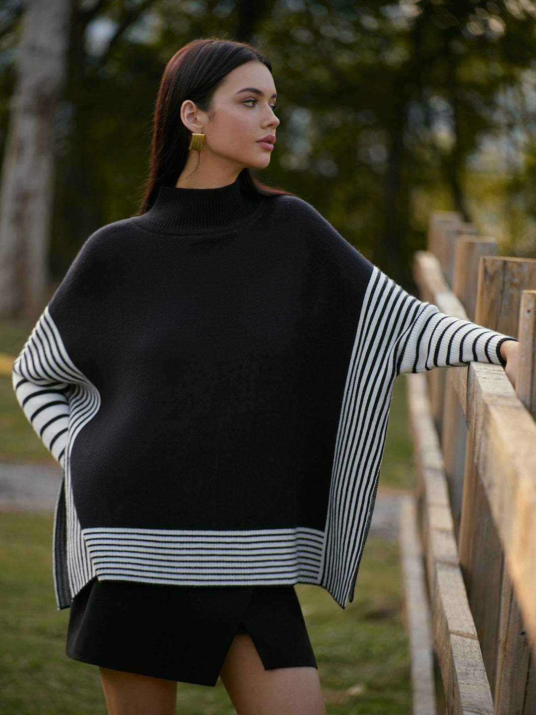 EB | Poncho mit Hohem Kragen Asymmetrischer Schnitt Modern und Bequem