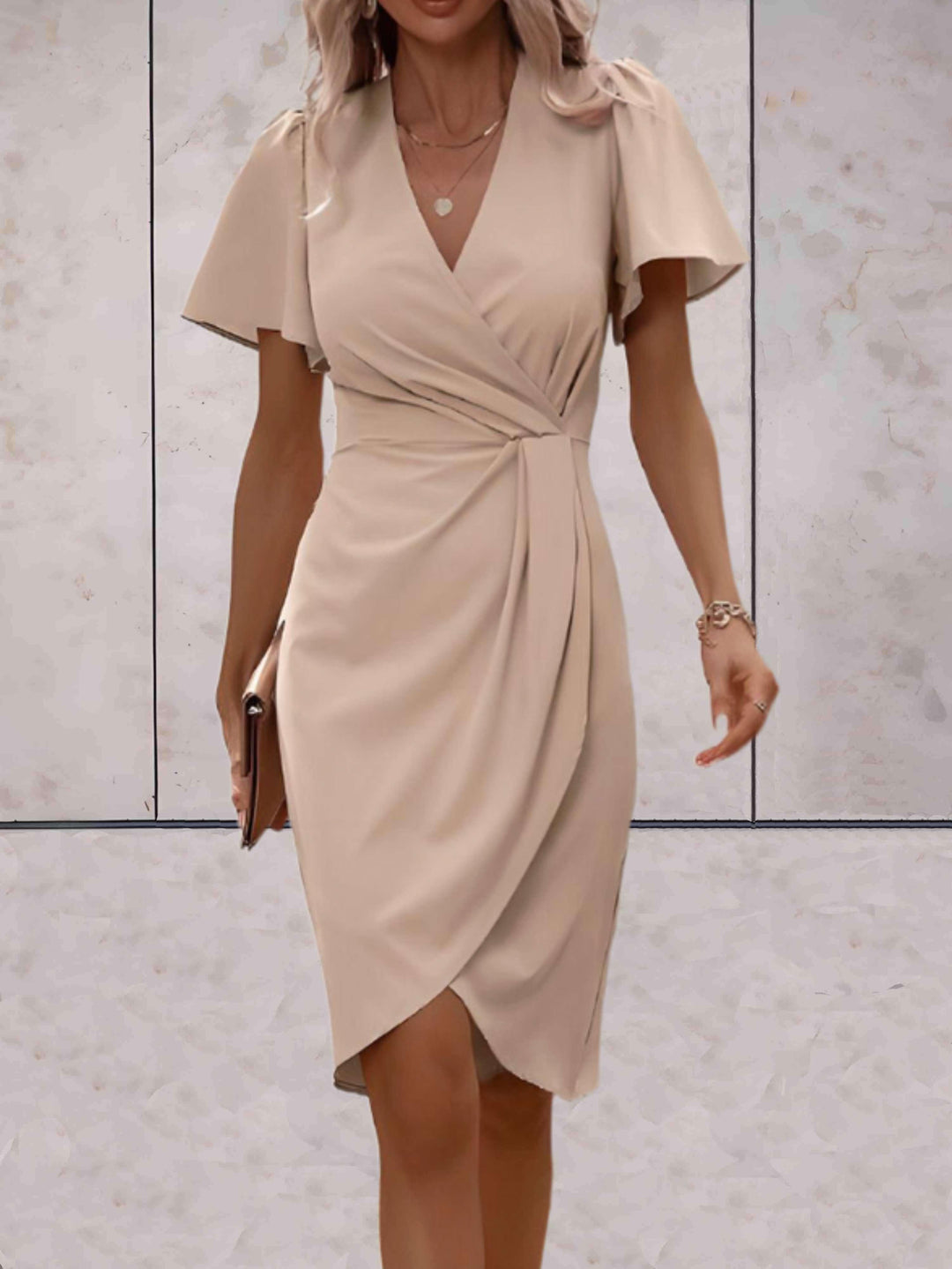 Klassisches Wickelkleid mit V-Ausschnitt