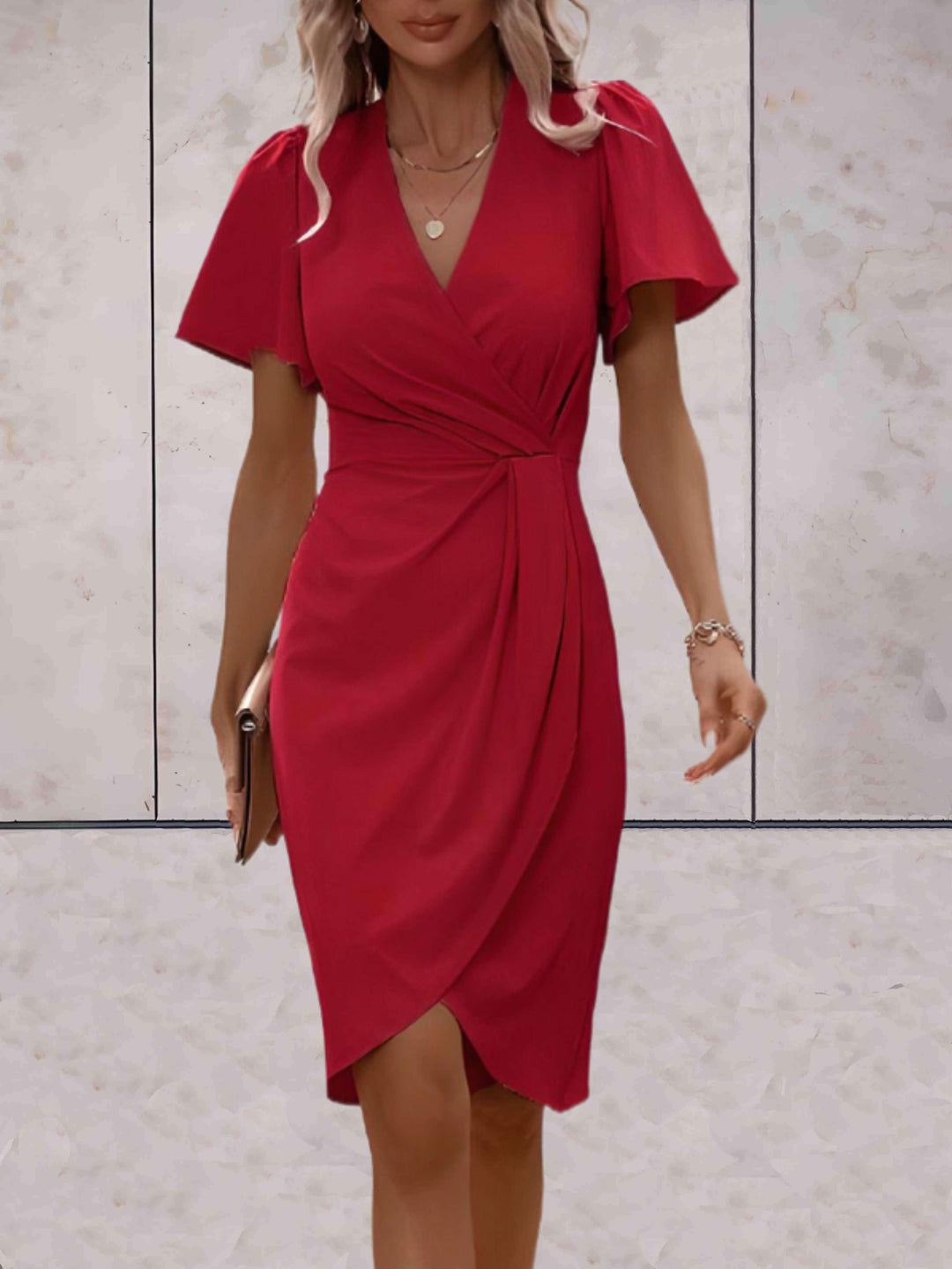 Figurbetontes Damenkleid mit ausgestellten Ärmeln