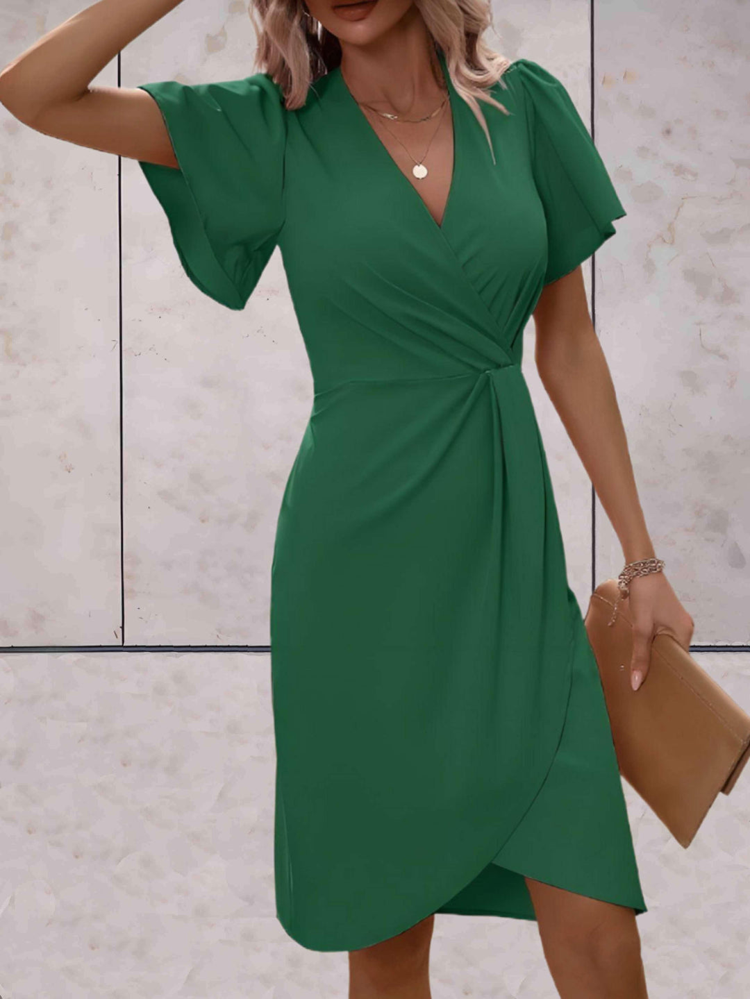 Figurbetontes Damenkleid mit ausgestellten Ärmeln