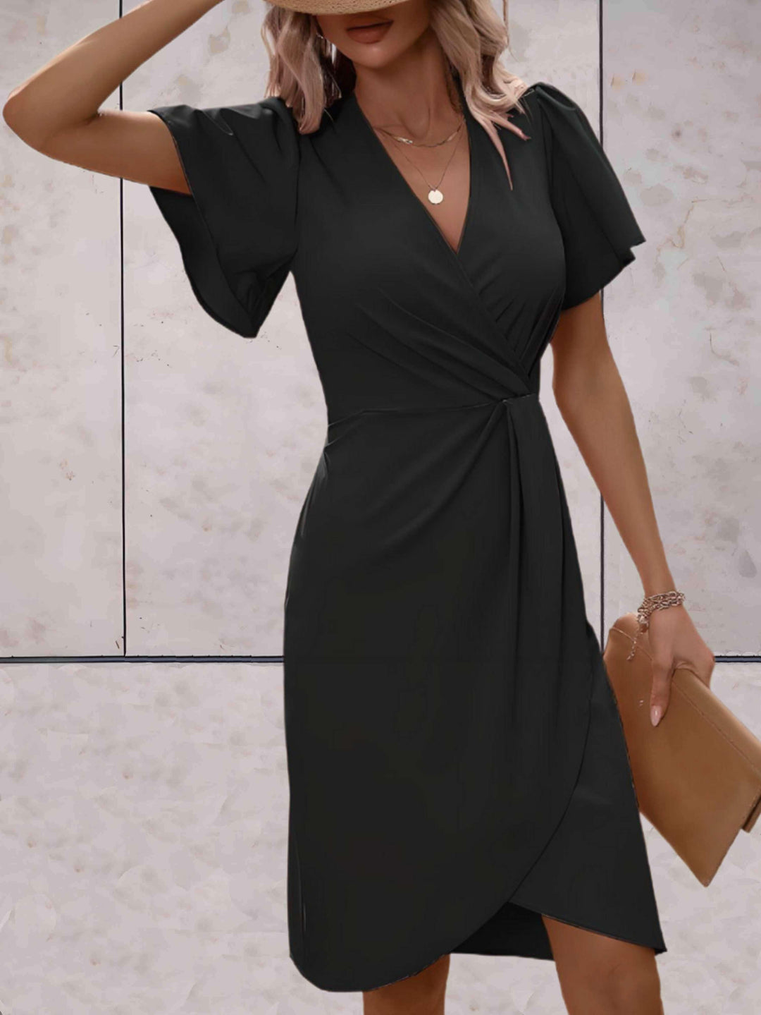 Figurbetontes Damenkleid mit ausgestellten Ärmeln