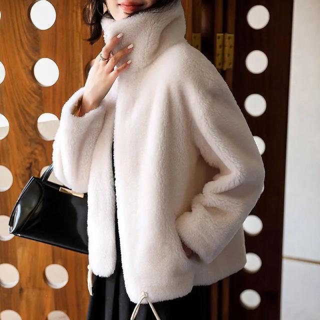 EB | Modische und Minimalistische Jacke