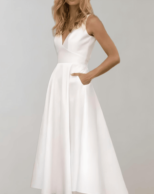 EB | Weißes Minimalistisches Brautkleid Mit Tiefem V-Ausschnitt Und Taschen