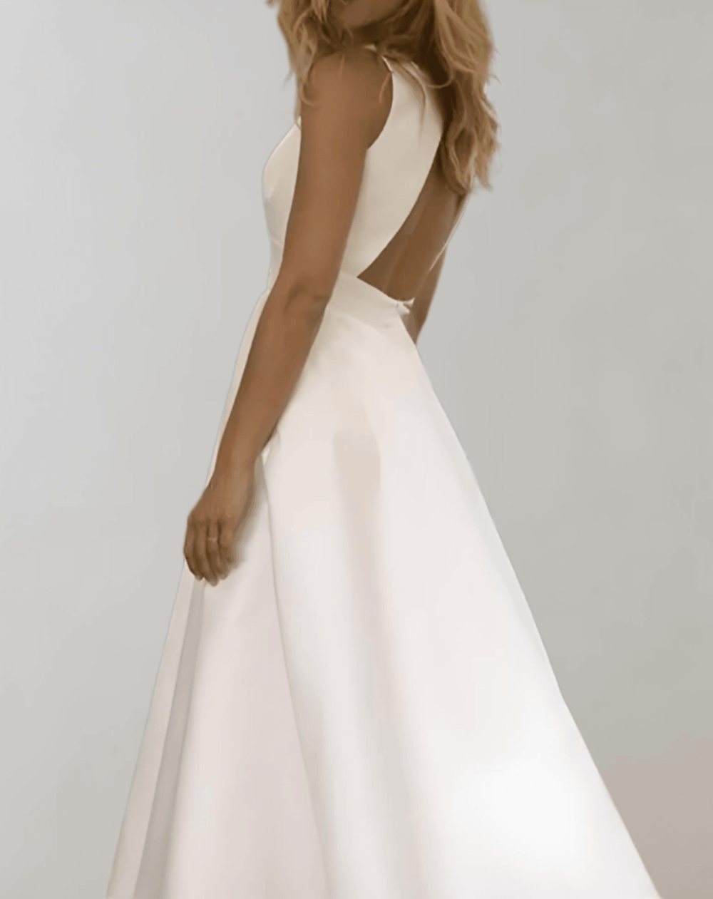 EB | Weißes Minimalistisches Brautkleid Mit Tiefem V-Ausschnitt Und Taschen
