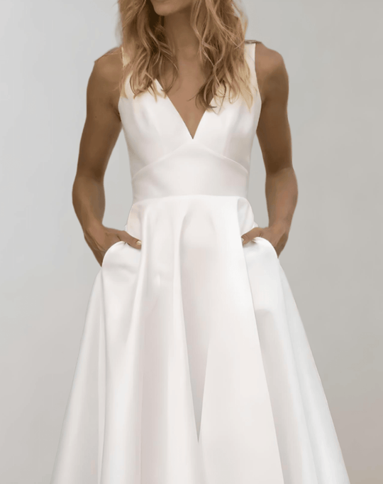 EB | Weißes Minimalistisches Brautkleid Mit Tiefem V-Ausschnitt Und Taschen