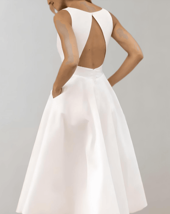 EB | Weißes Minimalistisches Brautkleid Mit Tiefem V-Ausschnitt Und Taschen