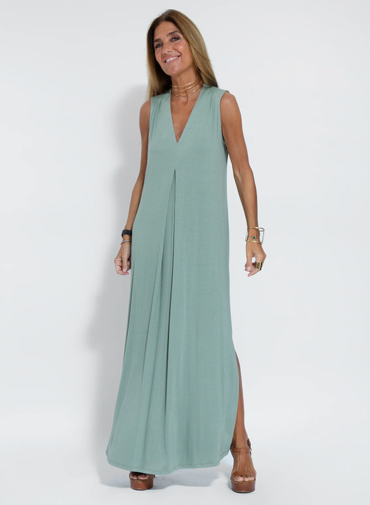 Set aus langem schlankmachenden Kleid und Weste