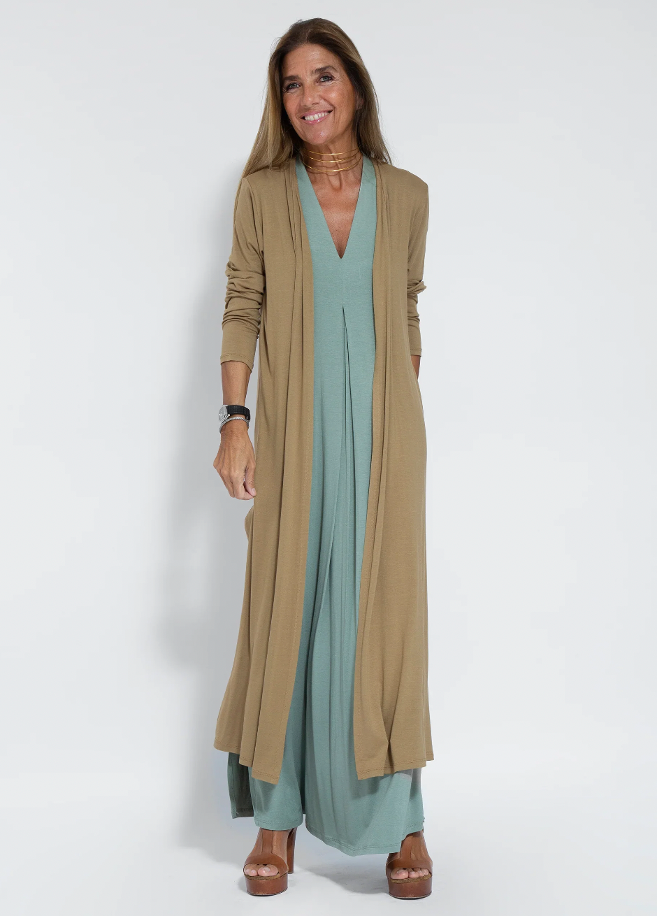 Set aus langem schlankmachenden Kleid und Weste