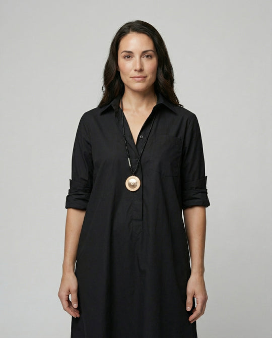 Kleid mit Eleganten langen Ärmeln.