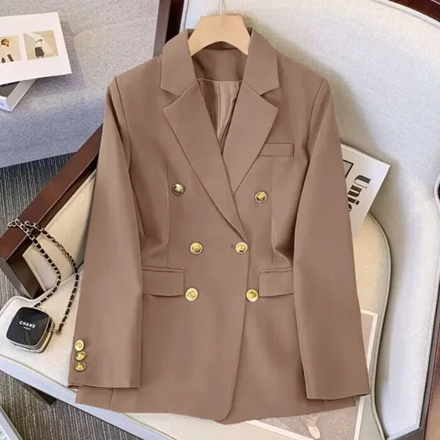 EB | Weiße Jacke mit Goldenen Knöpfen