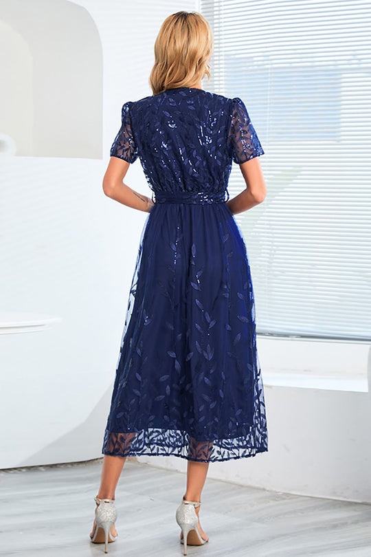 Kurzärmeliges Netzkleid mit Paillettenstickerei