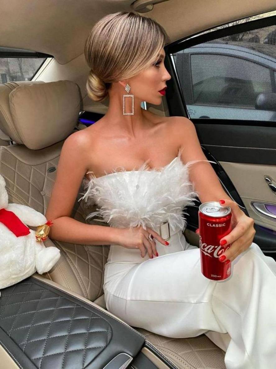 EB | Kombination Tube mit Gerader Beinform Bustier mit Federn Elegante Frau Weiß