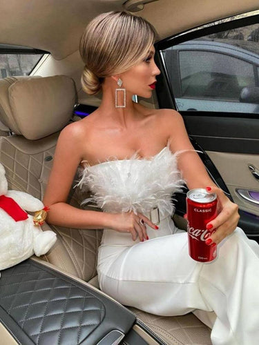 EB | Kombination Tube mit Gerader Beinform Bustier mit Federn Elegante Frau Weiß