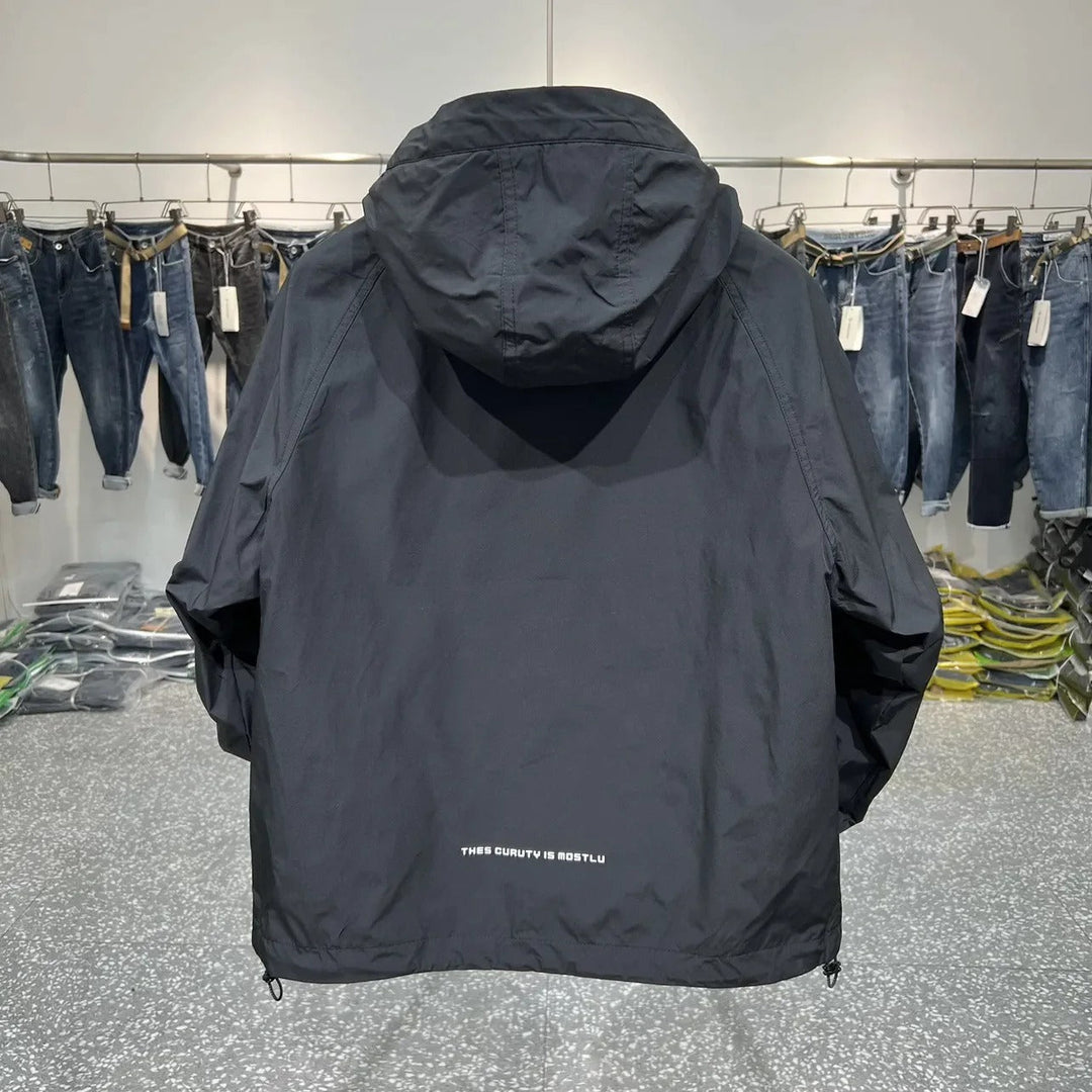 EB | Moderner Windbreaker mit Kapuze