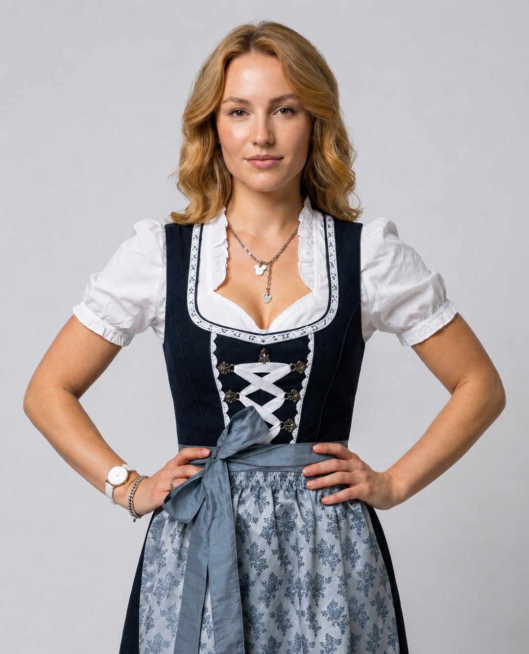 Traditionelles Kostüm für Frauen mit Schürze und Bluse