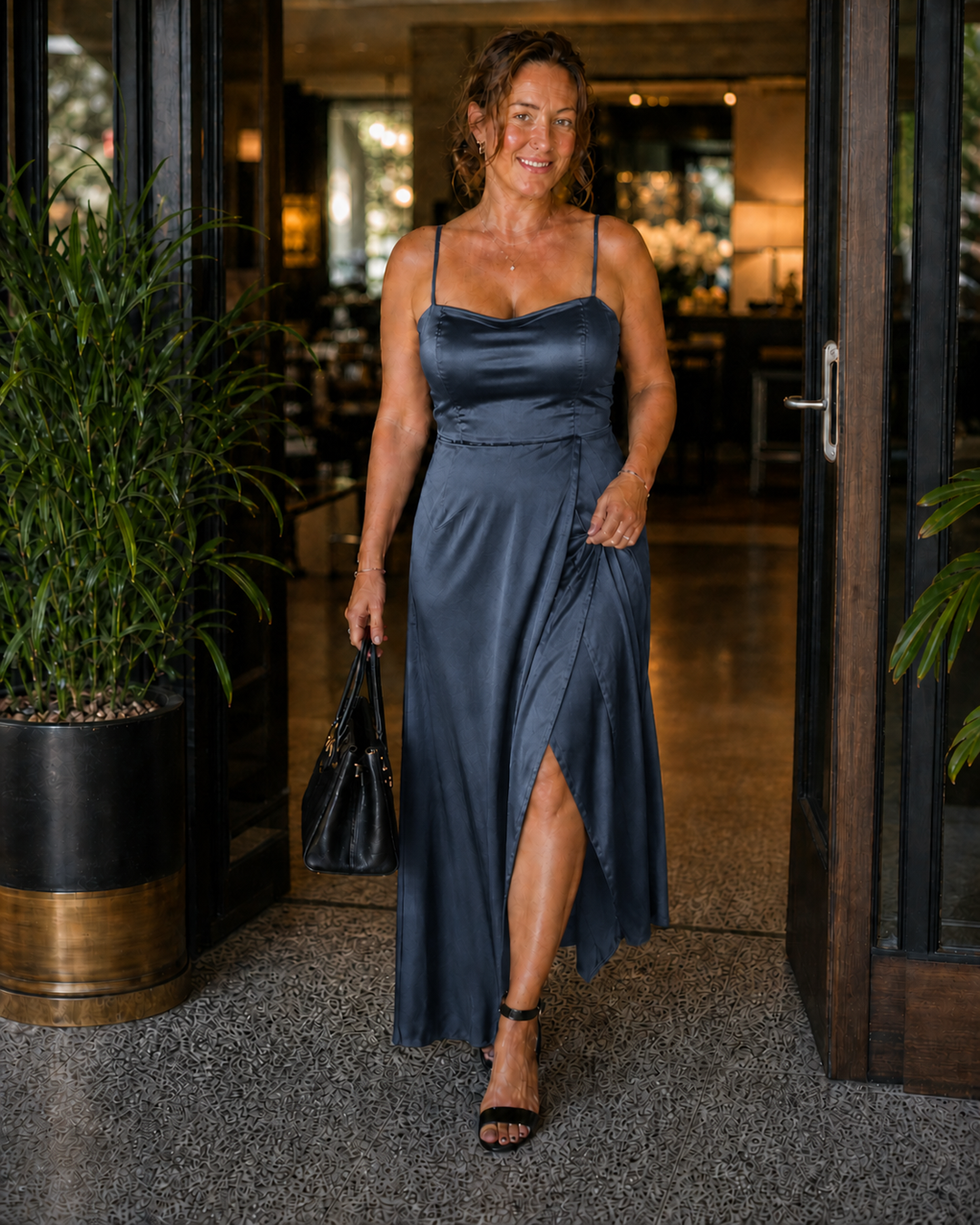 Elegantes Damen-Kleid mit fließendem Schnitt | EB