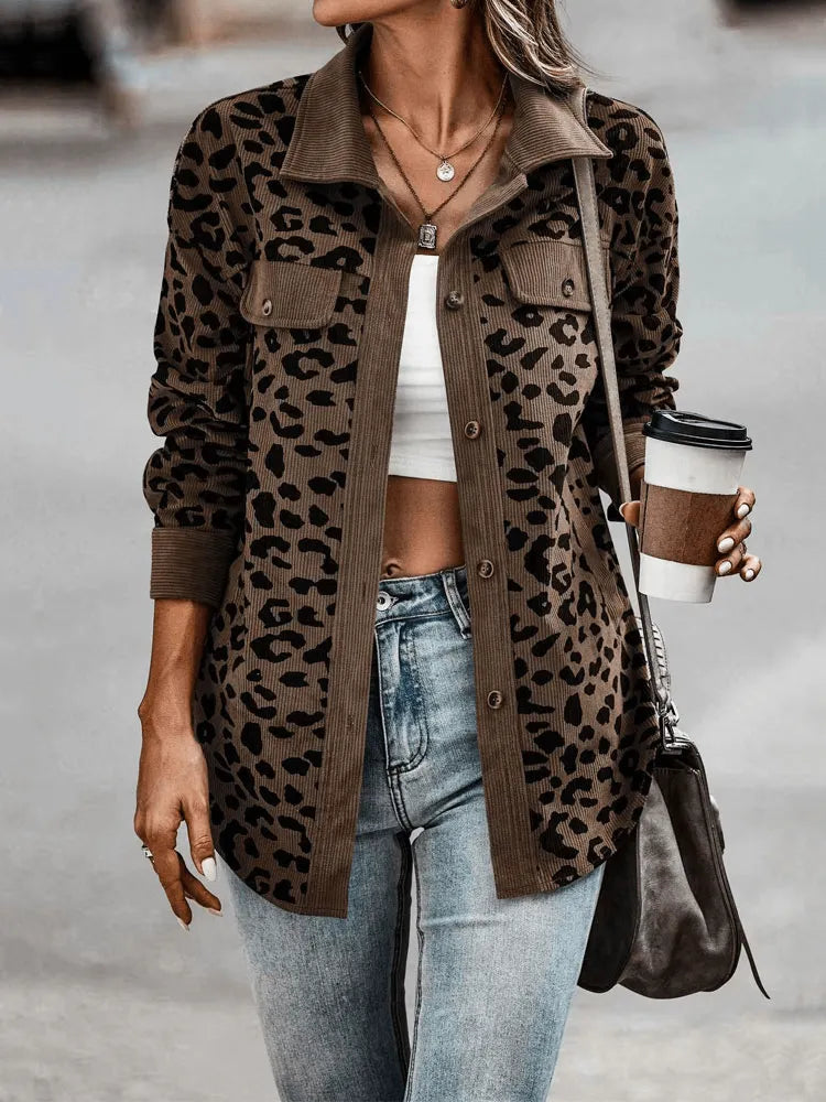 EB | Pantherdruck Casual Chic mit Neutralem Kragen Perfekt für Den Frühling