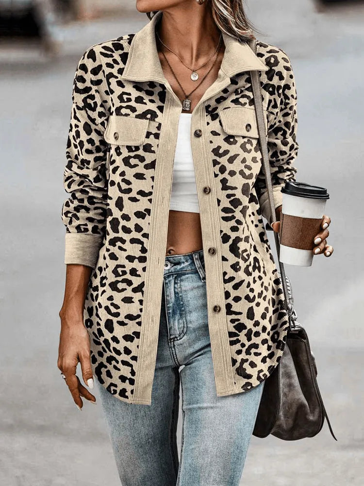 EB | Pantherdruck Casual Chic mit Neutralem Kragen Perfekt für Den Frühling