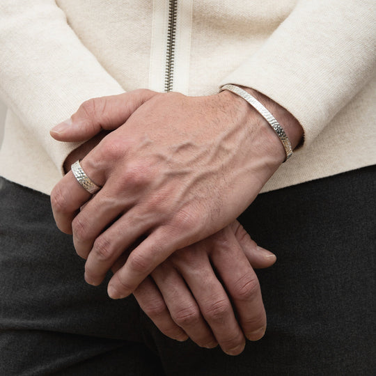EB | Schlankes Silberarmband mit Gehämmertem Muster für Herren