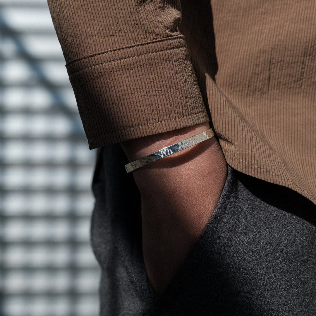 EB | Schlankes Silberarmband mit Gehämmertem Muster für Herren