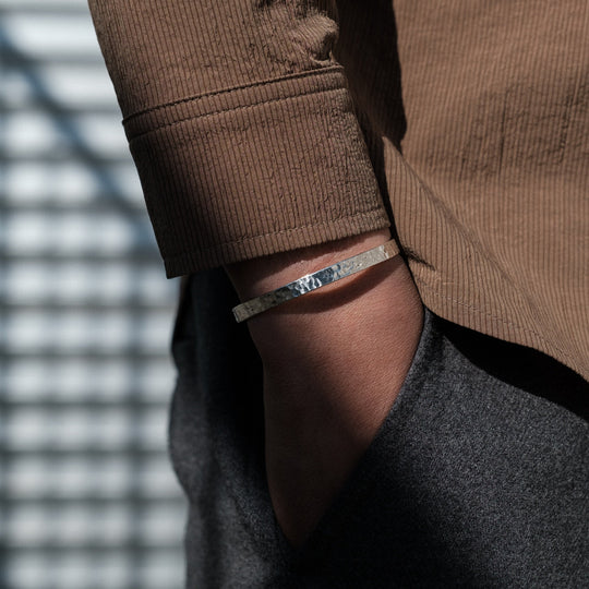 EB | Schlankes Silberarmband mit Gehämmertem Muster für Herren