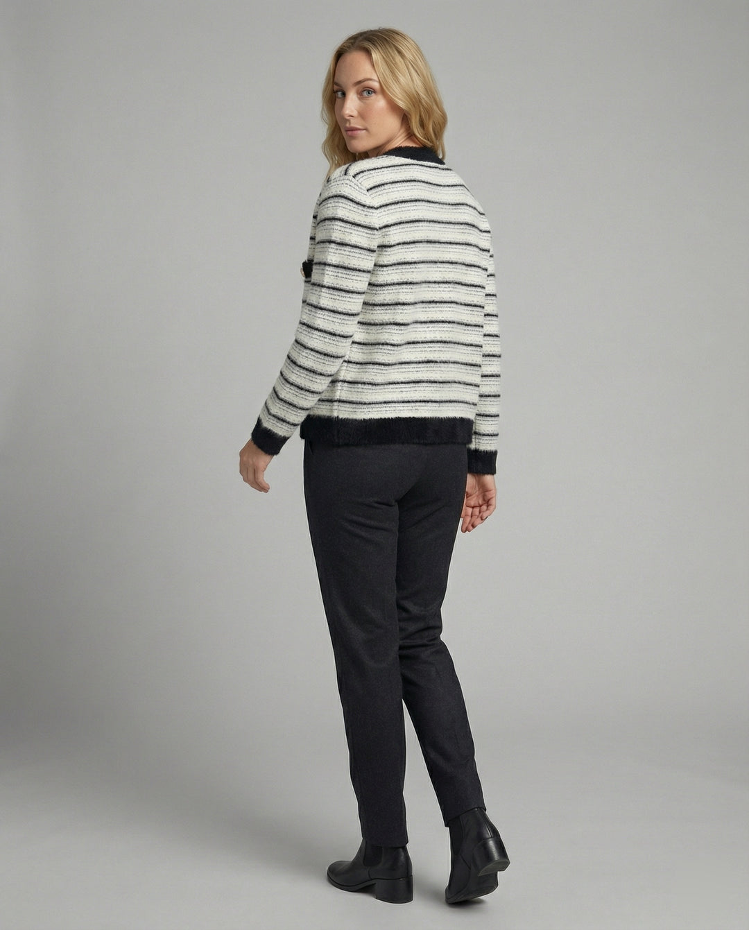 Bouclé-Strickjacke mit Kontrastbesatz, Perlenknopfleiste und Pattentaschen EB