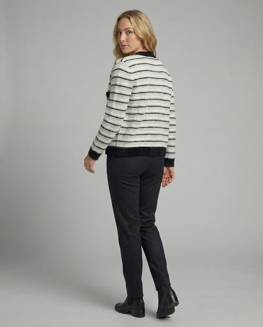 Bouclé-Strickjacke mit Kontrastbesatz, Perlenknopfleiste und Pattentaschen EB