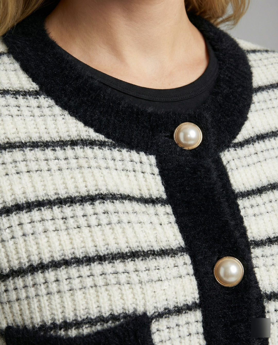 Bouclé-Strickjacke mit Kontrastbesatz, Perlenknopfleiste und Pattentaschen EB