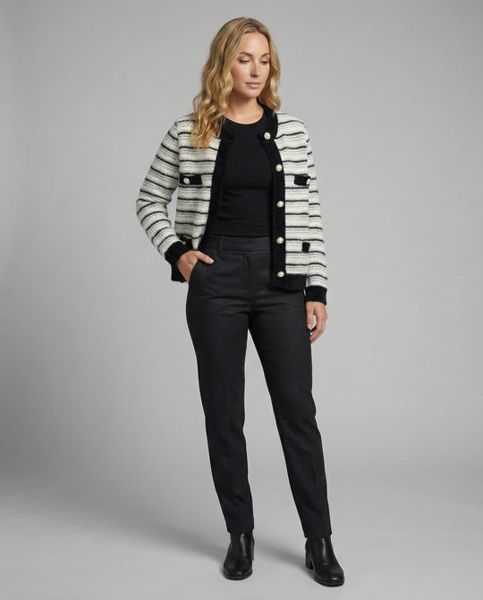 Bouclé-Strickjacke mit Kontrastbesatz, Perlenknopfleiste und Pattentaschen EB