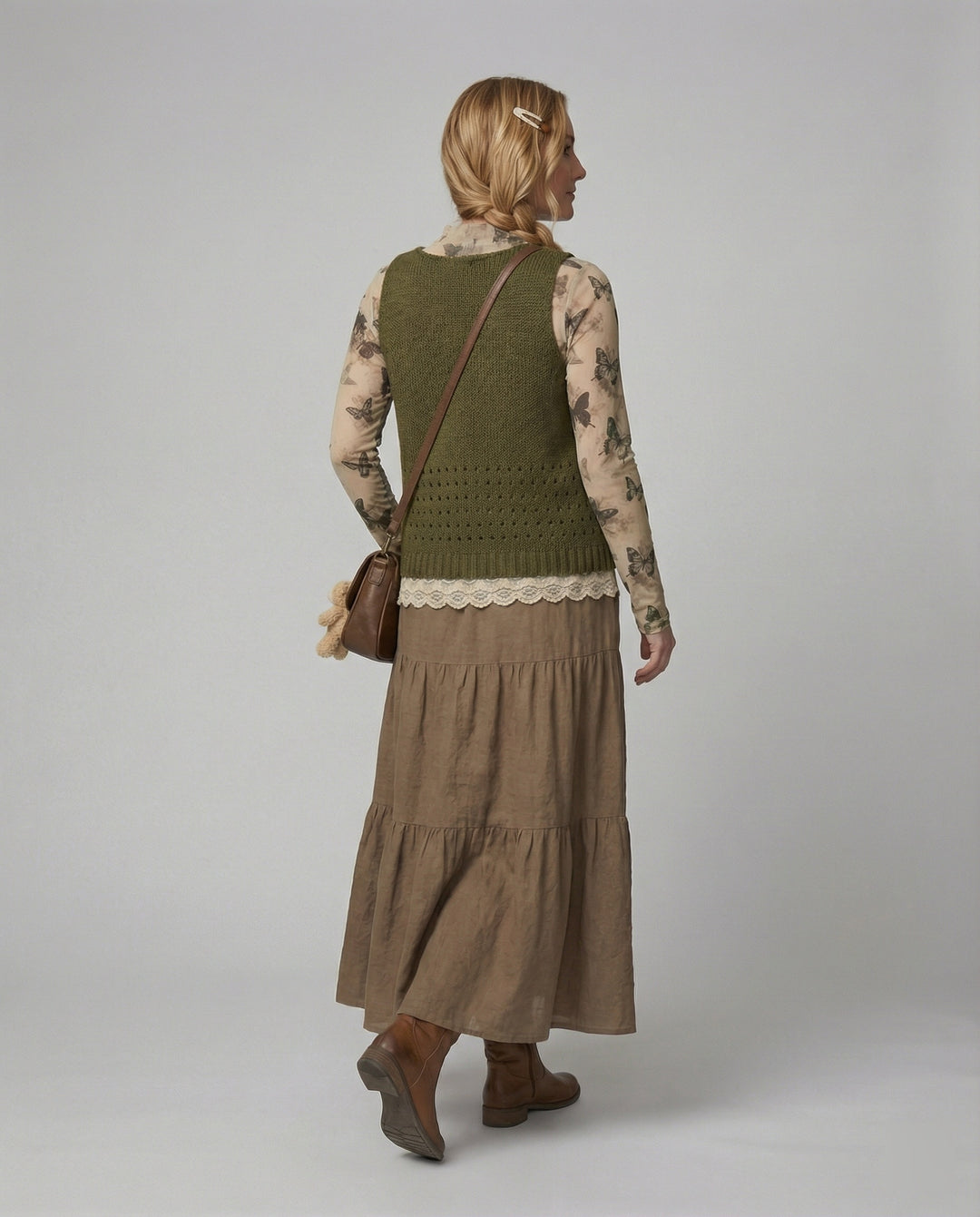 Lagenlook-Set mit Spitzenbluse, gehäkelter Strickweste und Stufenmaxirock EB