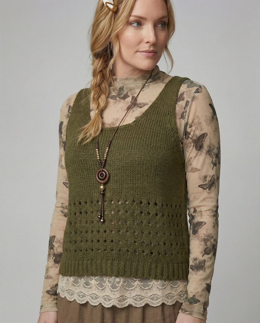 Lagenlook-Set mit Spitzenbluse, gehäkelter Strickweste und Stufenmaxirock EB