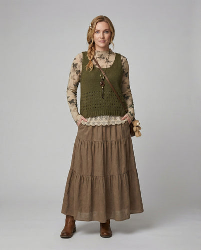 Lagenlook-Set mit Spitzenbluse, gehäkelter Strickweste und Stufenmaxirock EB