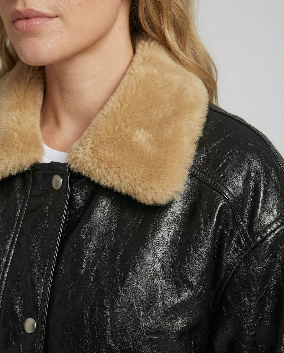 Oversize-Lackblouson mit Teddykragen, verdeckter Druckknopffront und kastiger Silhouette EB
