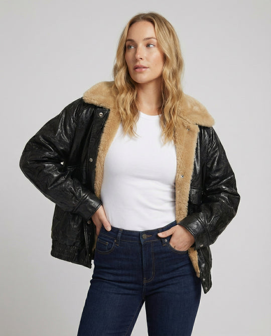 Oversize-Lackblouson mit Teddykragen, verdeckter Druckknopffront und kastiger Silhouette EB