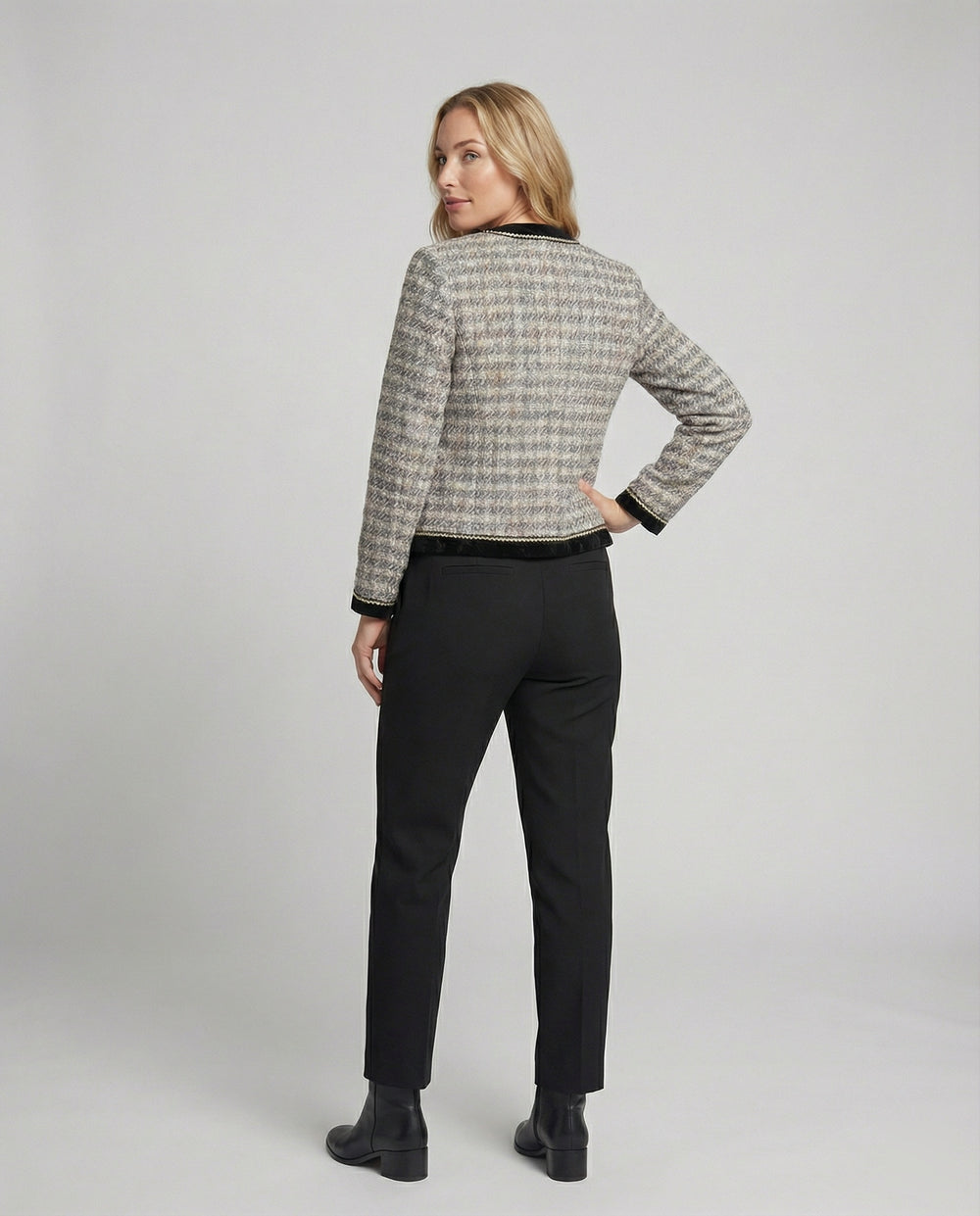Tweed-Blazer im Bouclé-Look mit Samtbesatz und schlanker Anzughose EB