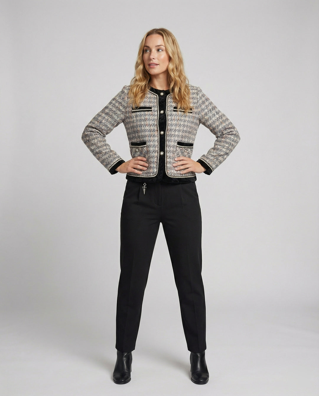 Tweed-Blazer im Bouclé-Look mit Samtbesatz und schlanker Anzughose EB