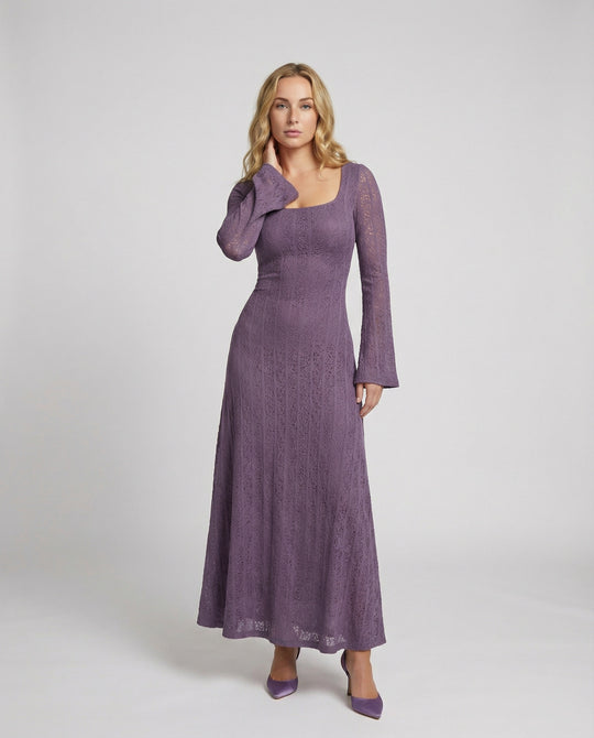 Elegantes tailliertes Strickabendkleid mit quadratischem Ausschnitt und bodenlangem A-Linien-Rock EB