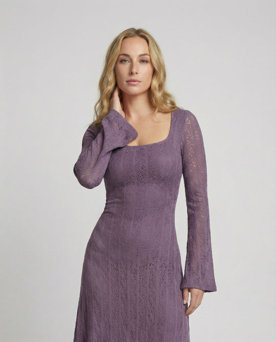 Elegantes tailliertes Strickabendkleid mit quadratischem Ausschnitt und bodenlangem A-Linien-Rock EB