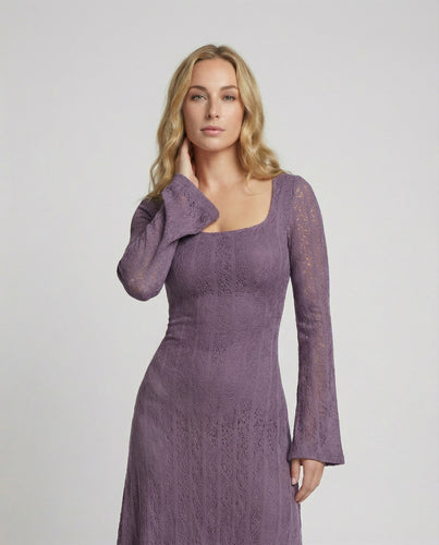 Elegantes tailliertes Strickabendkleid mit quadratischem Ausschnitt und bodenlangem A-Linien-Rock EB