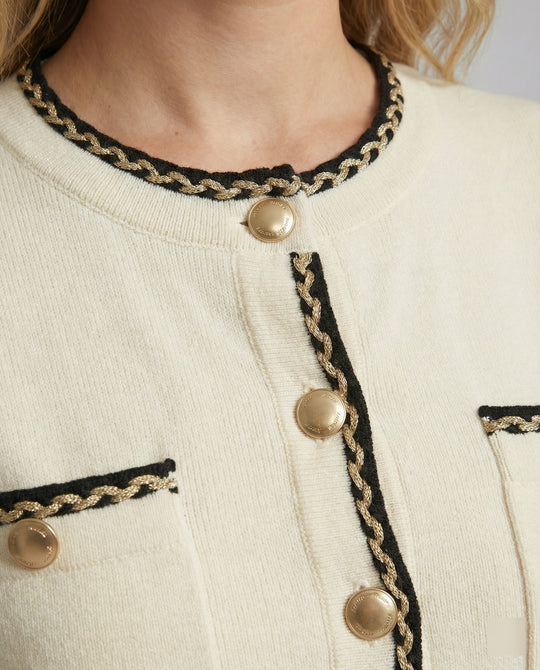 Elegantes zweiteiliges Strickensemble mit tailliertem Kurzcardigan, Zierknopfleiste und hochgeschnittener Marlenehose EB