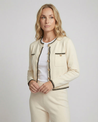 Elegantes zweiteiliges Strickensemble mit tailliertem Kurzcardigan, Zierknopfleiste und hochgeschnittener Marlenehose EB