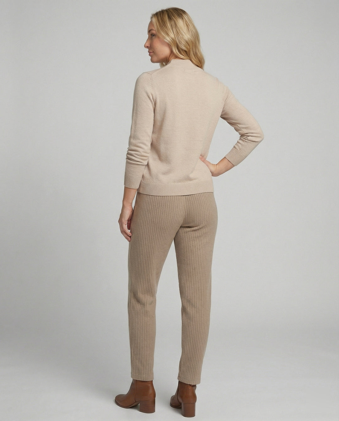Feines Strickensemble mit Stehkragenpullover und komfortabler Elastikbundhose EB