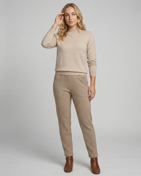 Feines Strickensemble mit Stehkragenpullover und komfortabler Elastikbundhose EB