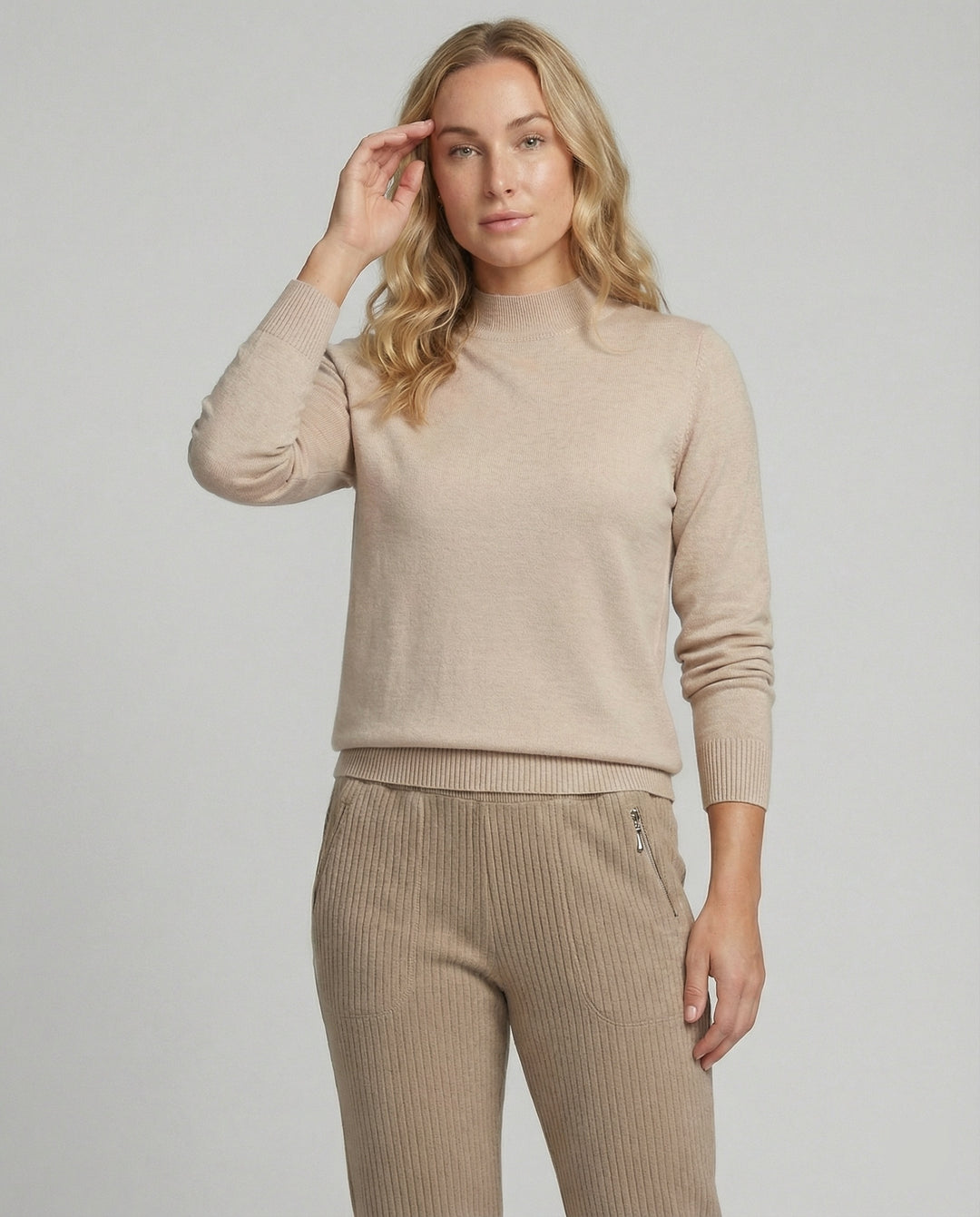 Feines Strickensemble mit Stehkragenpullover und komfortabler Elastikbundhose EB
