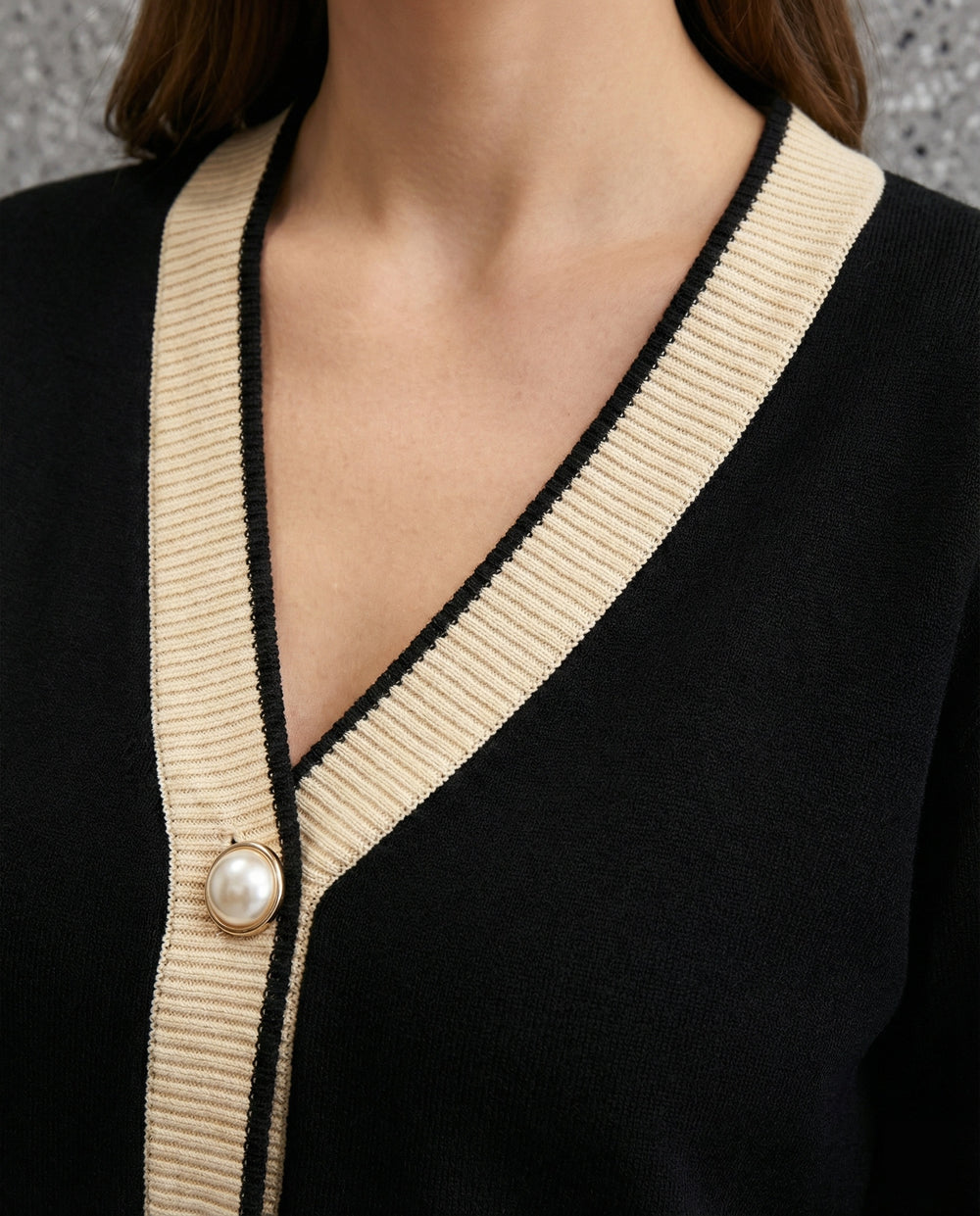 Feines Strickensemble mit V-Ausschnitt-Cardigan, hochtaillierter Culotte-Hose und Zierknöpfen EB